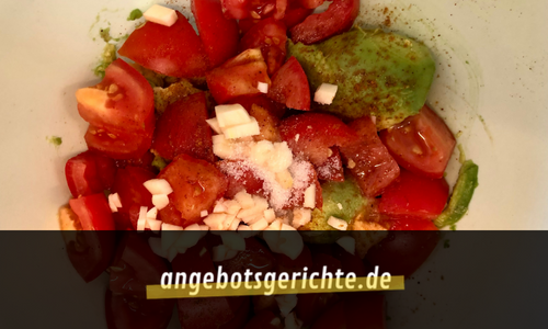 Geschnittene Pestozutaten in einer weißen Schale