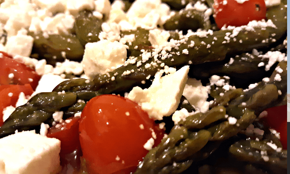 Gebackener grüner Spargel mit Tomaten und Feta Grundrezept + aktuelle ...